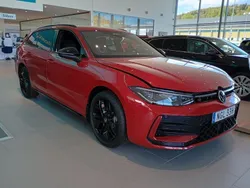 Röd (chili red metallic) Ny 2025 VW Passat R-line Kombi | 534 900 kr (Marknadspris)