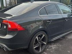 Grå Begagnad 2014 Volvo S60 R-Design Sedan | 132 500 kr (Marknadspris)