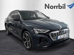 Blå Begagnad 2023 Audi Q8 e-tron S-Line SUV | 729 000 kr (Dyr)