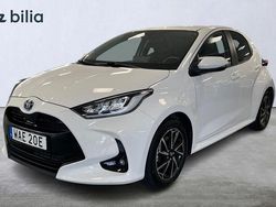 Vit Begagnad 2022 Toyota Yaris Hybrid Active Halvkombi | 219 900 kr (Marknadspris)