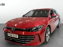 Röd (chili red metallic) Begagnad 2024 VW Passat Business Kombi | 358 000 kr (Marknadspris)