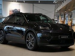 Svart Ny 2025 Porsche Macan 4 Electric SUV | 1 047 100 kr (Lite dyr)