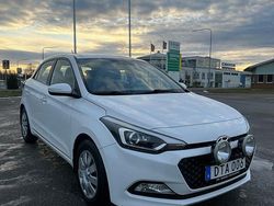Vit Begagnad 2015 Hyundai i20 Halvkombi | 79 000 kr (Marknadspris)