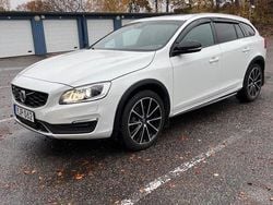 Vit Begagnad 2017 Volvo V60 CC Summum Kombi | 229 900 kr (Superpris)