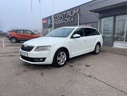 Vit Begagnad 2016 Skoda Octavia Kombi | 139 900 kr (Marknadspris)