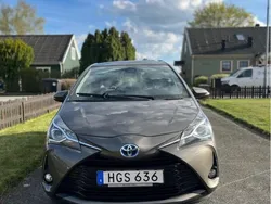 Grå Begagnad 2018 Toyota Yaris Hybrid Active Halvkombi | 145 000 kr (Marknadspris)
