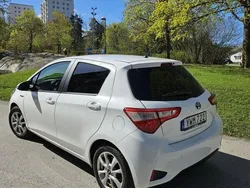 Vit Begagnad 2017 Toyota Yaris Hybrid Active Halvkombi | 109 000 kr (Marknadspris)