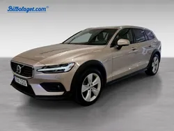 Grå Begagnad 2023 Volvo V60 CC Plus Kombi | 443 900 kr (Marknadspris)