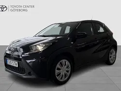Svart Begagnad 2022 Toyota Aygo Play Halvkombi | 169 900 kr (Marknadspris)