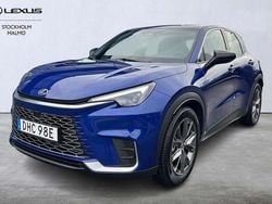 Mörkblå (blå) Begagnad 2025 Lexus LBX SUV | 374 000 kr (Marknadspris)