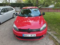 Röd Begagnad 2010 VW Golf Halvkombi | 27 500 kr (Marknadspris)
