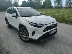 Vit Begagnad 2023 Toyota RAV4 Hybrid Executive SUV | 445 000 kr (Marknadspris)
