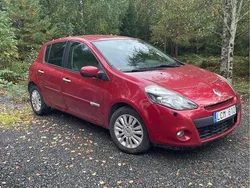 Röd Begagnad 2011 Renault Clio R.S. Halvkombi | 33 800 kr (Marknadspris)