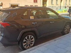 Svart Begagnad 2024 Toyota RAV4 Hybrid Executive SUV | 390 000 kr (Superpris)