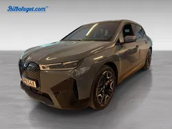 Grå Begagnad 2022 BMW iX Comfort Edition SUV | 679 000 kr (Marknadspris)