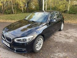 Svart Begagnad 2016 BMW 116 Advantage Halvkombi | 110 000 kr (Marknadspris)