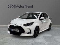 Vit Begagnad 2025 Toyota Yaris Hybrid Active Halvkombi | 259 000 kr (Marknadspris)