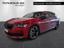 Röd (carmine red metallic) Begagnad 2025 Skoda Superb SportLine Kombi | 489 900 kr (Marknadspris)