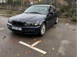 Blå Begagnad 2001 BMW 320 Sedan | 52 900 kr (Lite dyr)