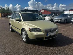 Ljusgrön Begagnad 2006 Volvo V50 Kinetic Kombi | 49 500 kr (Marknadspris)