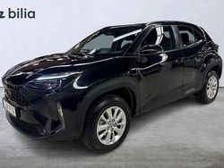 Svart Begagnad 2025 Toyota Yaris Hybrid Active SUV | 289 900 kr (Bra pris)