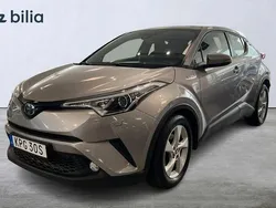 Mörkgrå Begagnad 2019 Toyota C-HR Active SUV | 199 900 kr (Marknadspris)