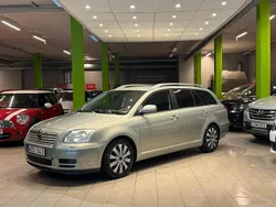 Ljusgrön (grön) Begagnad 2005 Toyota Avensis Kombi | 19 900 kr (Marknadspris)