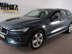 Mörkblå Begagnad 2021 Volvo V60 CC Momentum Kombi | 279 500 kr (Marknadspris)