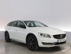 Vit Begagnad 2015 Volvo V60 CC Summum Kombi | 199 000 kr (Marknadspris)