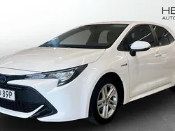 Vit (white) Begagnad 2019 Toyota Corolla Hybrid Halvkombi | 189 900 kr (Bra pris)