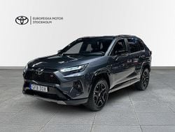 Mörkgrå Begagnad 2025 Toyota RAV4 Hybrid Sport SUV | 489 900 kr (Superpris)