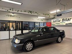 Mörkgrå Begagnad 1993 Mercedes E250 Sedan | 199 900 kr