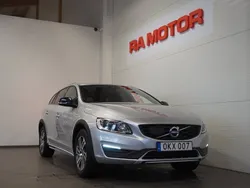 Silver Begagnad 2016 Volvo V60 CC Summum Kombi | 219 900 kr (Marknadspris)