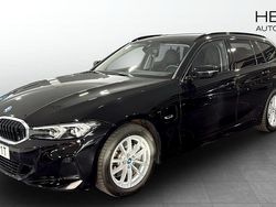 Svart Begagnad 2022 BMW 330e Kombi | 359 900 kr (Marknadspris)