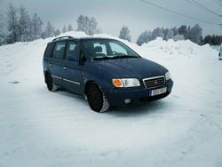 Blå Begagnad 2000 Hyundai Trajet Minibuss | 10 000 kr