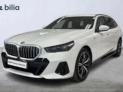 Vit Begagnad 2024 BMW 530e M Sport Kombi | 699 900 kr (Marknadspris)