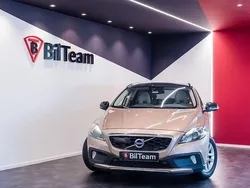 Brun Begagnad 2013 Volvo V40 CC Summum Kombi | 149 900 kr (Marknadspris)