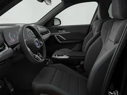 Svart (black sapphire metallic) Ny 2025 BMW iX1 Comfort Edition SUV | 594 300 kr (Marknadspris)