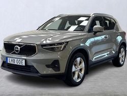 Grå Begagnad 2023 Volvo XC40 Core SUV | 349 900 kr (Marknadspris)