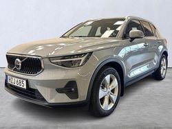 Grå Begagnad 2023 Volvo XC40 Core SUV | 334 500 kr (Marknadspris)