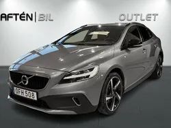 Ljusblå (ljusblå (gråmetallic)) Begagnad 2016 Volvo V40 CC Summum Kombi | 189 900 kr (Marknadspris)
