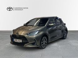 Grön (grön metallic) Begagnad 2024 Toyota Yaris Hybrid Style Halvkombi | 279 900 kr