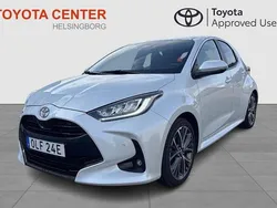 Vit Begagnad 2024 Toyota Yaris Hybrid Style Halvkombi | 279 900 kr (Marknadspris)