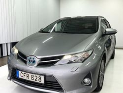 Ljusgrå (grå) Begagnad 2014 Toyota Auris Halvkombi | 118 900 kr (Marknadspris)