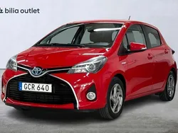 Röd Begagnad 2015 Toyota Yaris Hybrid Active Halvkombi | 129 900 kr (Marknadspris)