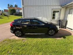 Svart Begagnad 2016 Volvo V40 CC Kinetic Kombi | 144 000 kr (Marknadspris)
