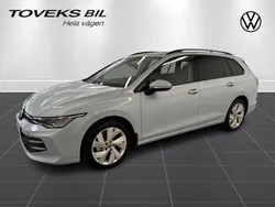 Ljusblå (crystal ice blue metallic) Ny 2024 VW Golf VIII Life Kombi | 357 300 kr (Marknadspris)
