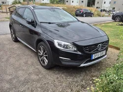Svart Begagnad 2017 Volvo V60 CC Summum Kombi | 135 000 kr (Bra pris)