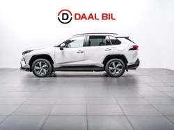 Vit Begagnad 2021 Toyota RAV4 Hybrid Edition SUV | 399 700 kr (Marknadspris)