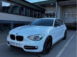 Vit Begagnad 2015 BMW 116 Sport Line Halvkombi | 105 000 kr (Marknadspris)